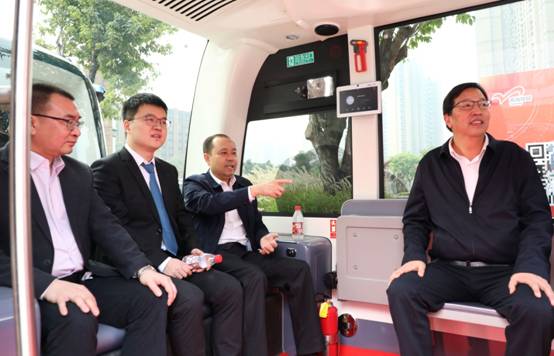 1578303820247701.jpg 启动仪式后领导实地体验.jpg