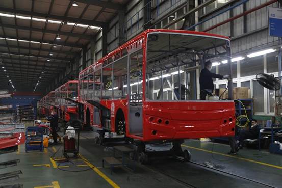 1673855146454276.jpg 5 生产线上的金旅公交车