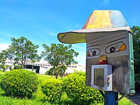 1503019557352150.jpg 【李琴妮】高高兴兴上班,平平安安回家:冲压工场的兄弟们自己设计制造的打卡机遮雨棚,童趣十足,工作虽然辛苦,但阻挡不了我们热爱生活的心