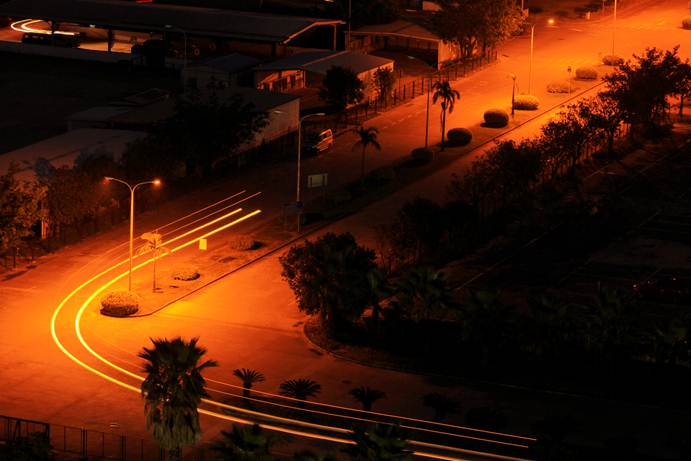 1503019489313552.jpg 【潘利辉】向着光亮的地方:每当夜幕将要降临,伴随着起起伏伏的鸣笛声,完成一天工作的东南人开开心心的下班。可仍有一些兄弟,在不辞辛苦的工作,他们在为第二天生产准备物料。他们的物料车,趁在厂里昏黄的路灯下,能够画出一道美丽的弧线。此作品也象征着,在顽强拼搏的东南人不懈努力下,公司会继续不断进步,向着光亮的地方前进。