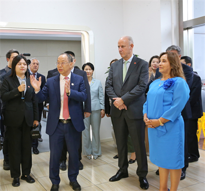 1719885031330098.jpg 黄书平(左二)向博鲁阿尔特(右一)介绍苏州金龙发展情况.jpg