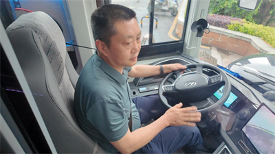 1714112789939045.jpg 重庆龙华客运公司的负责人陈明建驾驶海格新V系.jpg