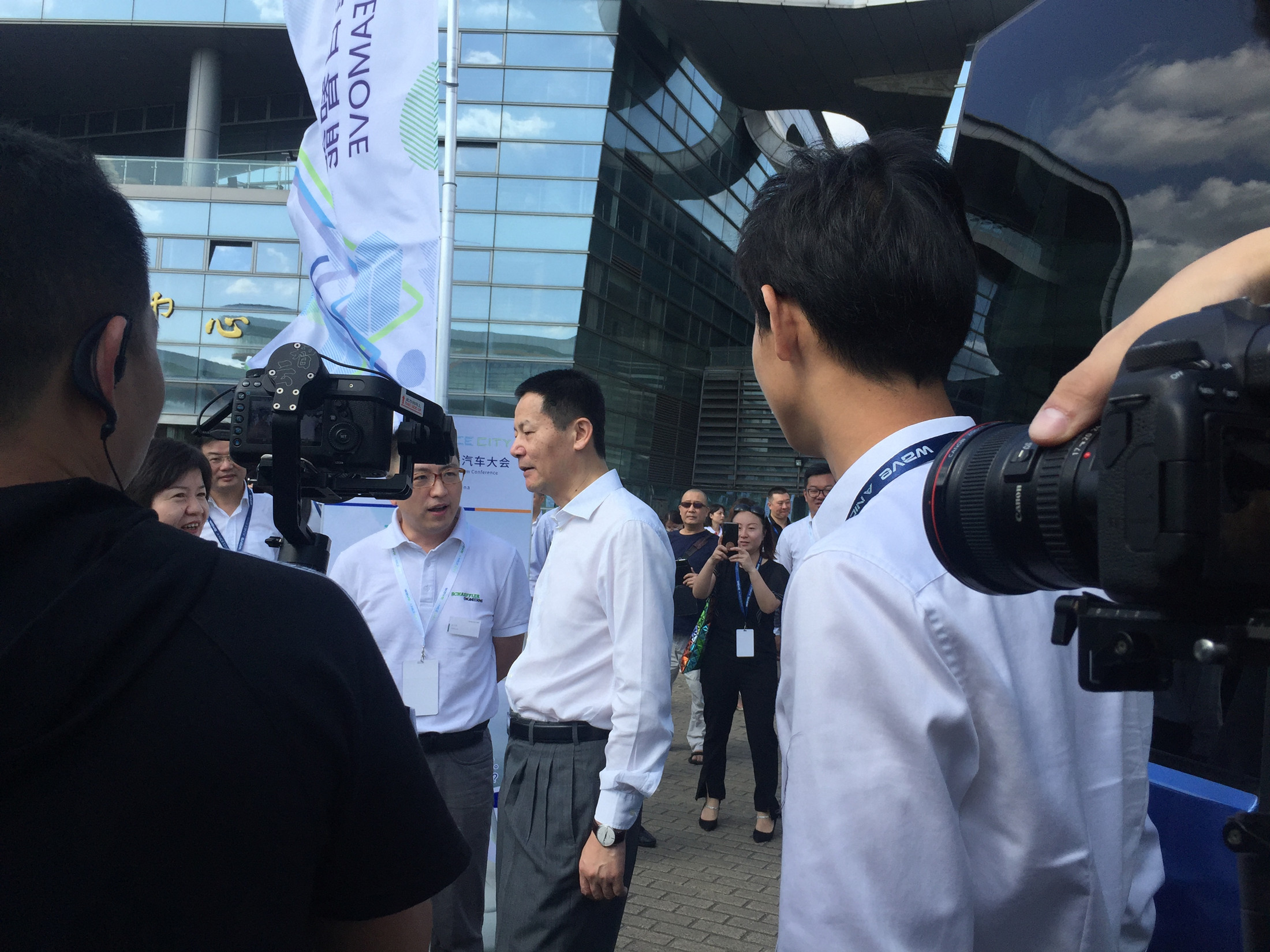 1568893155146183.jpg 上海市委常委、副市长吴清等嘉宾领导参观体验苏州金龙无人驾驶巴士深蓝_副本.jpg