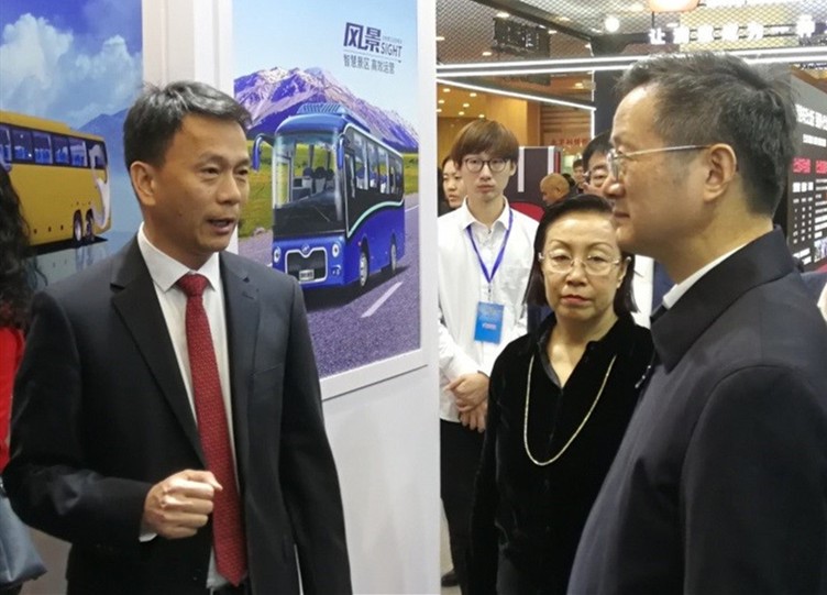 1576811419672983.jpg 苏州金龙董事长陈笃廉(左)向与会领导介绍海格客车.jpg