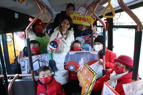 1676446827968947.jpg 3 济南公交“绿色出行宣传大使”海沫和市民代表乘坐小巷公交