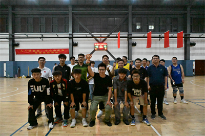 1718863388767336.jpg 5、党委副书记宋世民为季军豪华车分工会颁奖.jpg