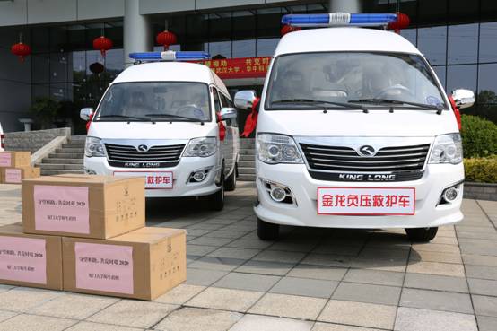 1584067832799593.jpg 负压救护车与口罩等防护物资