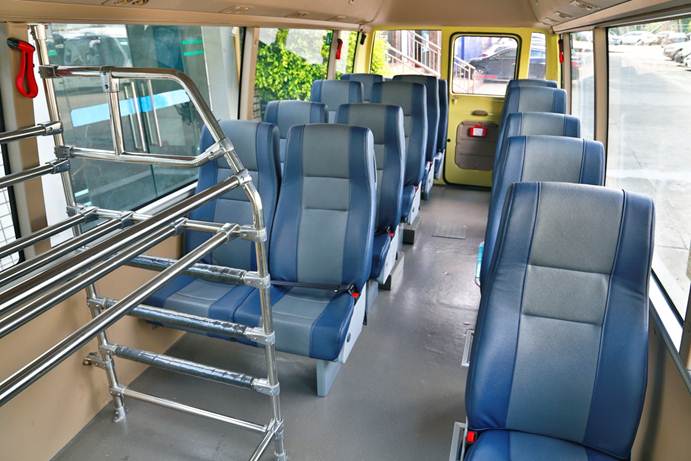 1502685036545779.jpg 说明: C:\Users\lenovo\Desktop\香港首条国产巴士线路 首批金旅欧六标准小巴上路\香港首条国产巴士线路 首批金旅欧六标准小巴上路\3 16座巴士率先上路.JPG