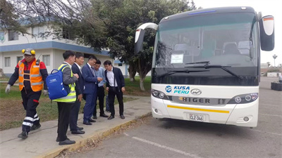 1731897709996912.jpg 海格客车护送中国国航机组人员.jpg