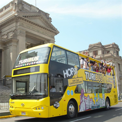 1731897760649321.jpg 行驶在秘鲁总统府大街上的海格双层观光巴士.jpg