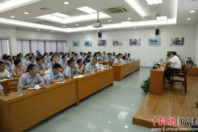 1511934173718812.jpg 说明: 黄莼在厦门的金旅客车第一党支部,为全体党员专题宣讲十九大精神。