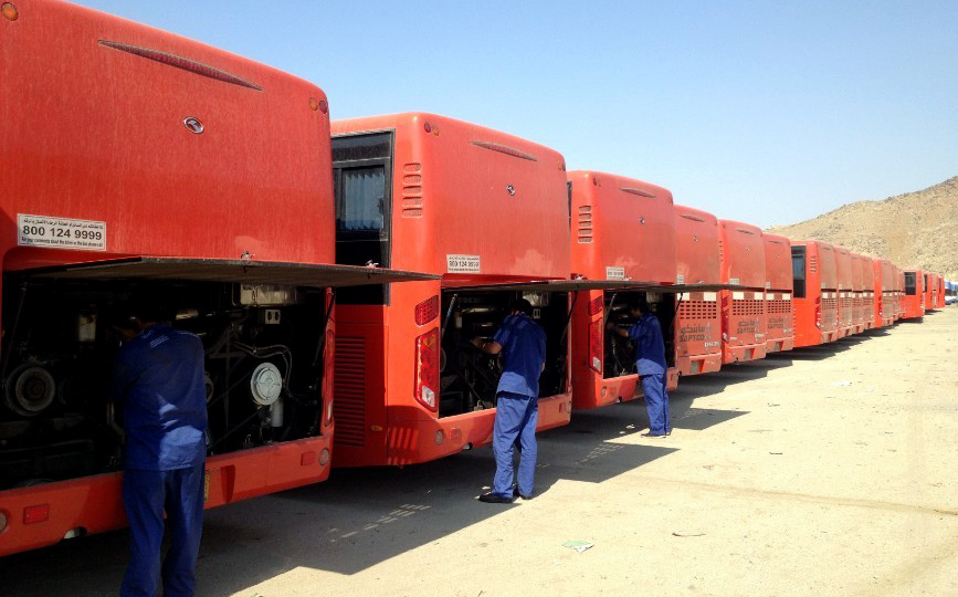 1564991624246775.jpg 图04大金龙海外服务工程师在朝觐前夕对每一辆进行认真检查.jpg