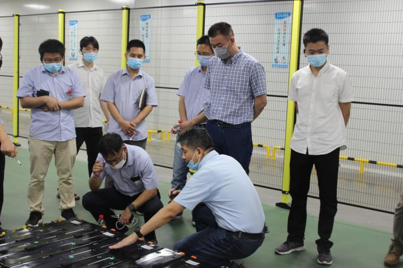 1594473187512576.jpg 图4:参观金龙新能源生产线.jpg