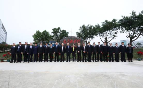 1579319034501649.jpg 全体高管在奋斗新时代碑石前合影.jpg