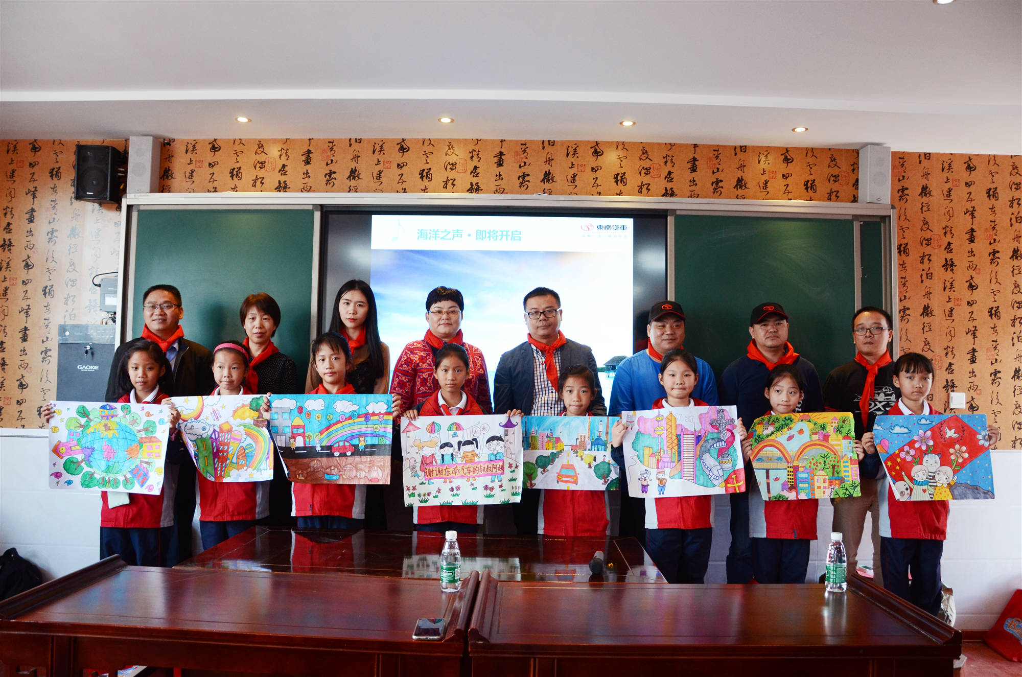 1571386307123489.jpg 孩子们向车友代表赠送画作表达谢意_副本.jpg