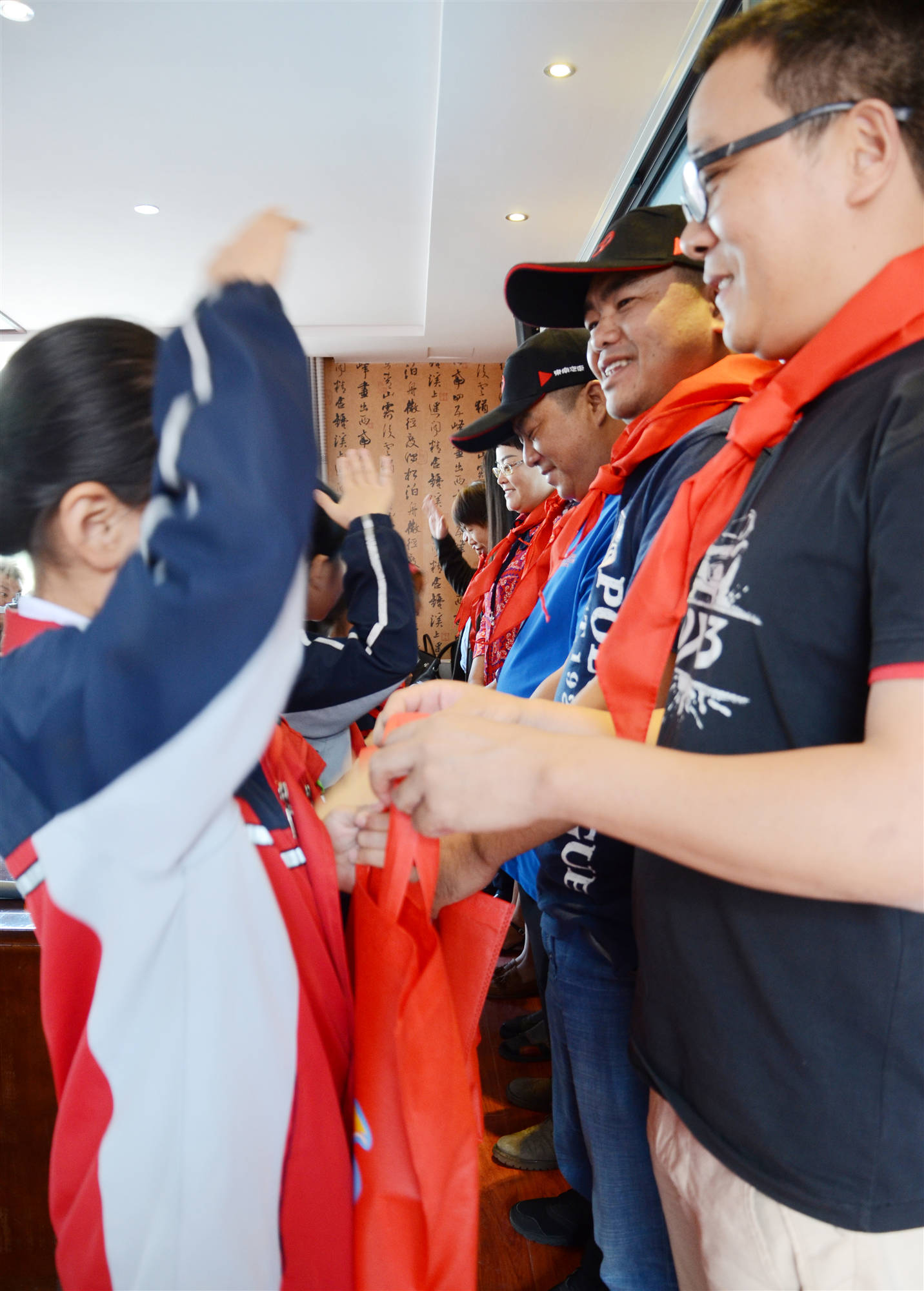 1571386139322845.jpg 东南汽车的车主代表向孩子们捐赠爱心图书_副本.jpg