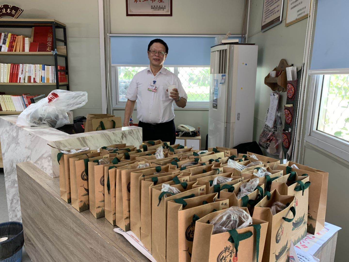 1559705501139006.jpg 吕总助包粽子1.jpg