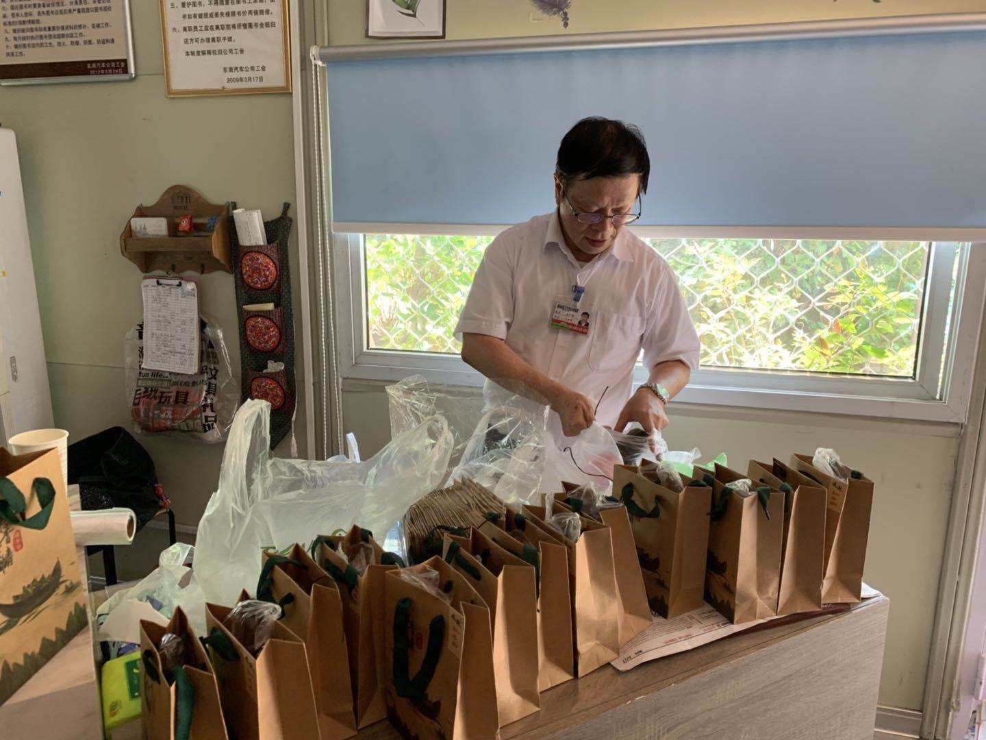 1559705594260574.jpg 吕总助包粽子2.jpg